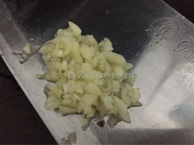蒜瓣儿去皮洗净，剁成蒜末。