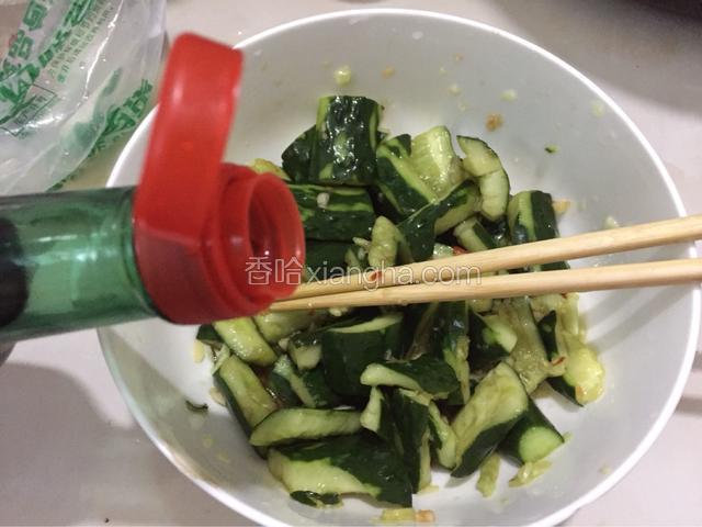 再倒入适量的陈醋，拌匀。（喜欢香菜的可以加入，味道更佳）