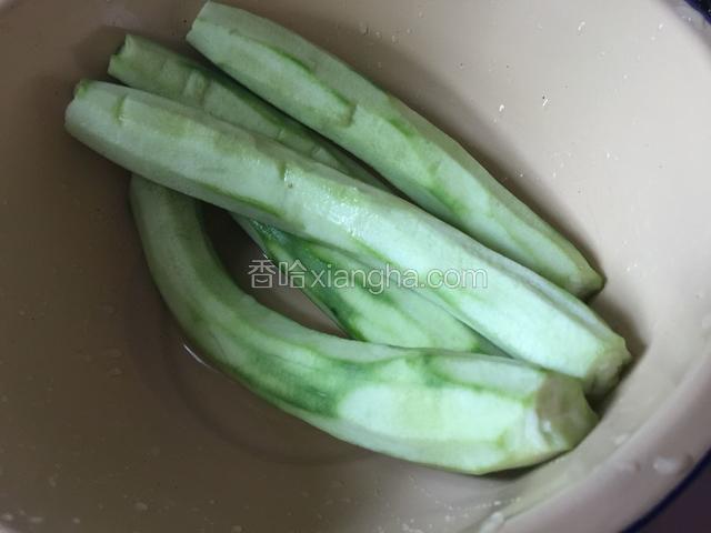 丝瓜去皮.洗干净备用
