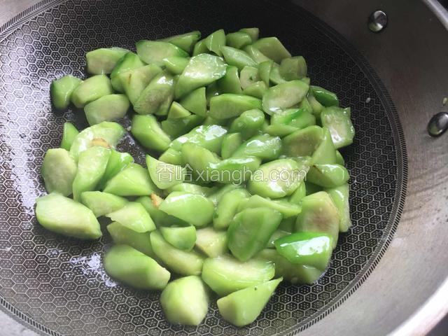 翻炒至熟即可.不要过分水煮.会出很多水