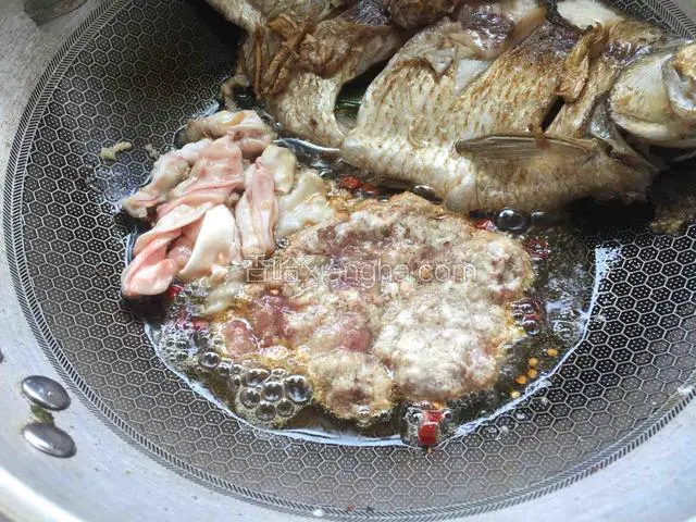 加鱼籽和鱼泡煎至一下.鱼籽要加淀粉拌一下.要不然炸的到处都是.加入料酒.少许醋