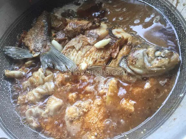 加适量水漫过鱼最好.大火烧开