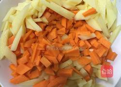 炒土豆胡萝卜丁的做法图解3