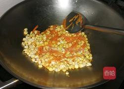 红萝卜丝炒玉米火腿的做法图解3