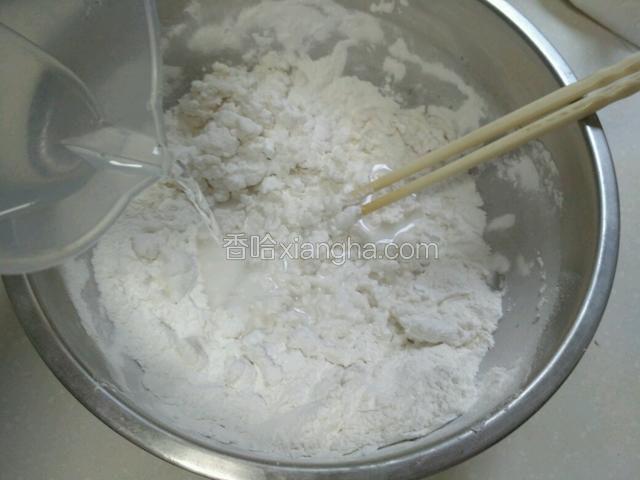 糯米粉倒盆里，加入冷水，我用了168克的水，因为每个牌子糯米粉的吸水性不同。水量仅供参考。这一步也可以加10克糖。因为我的豆沙炒的是低糖低油的。买的豆沙馅面就不用加糖了