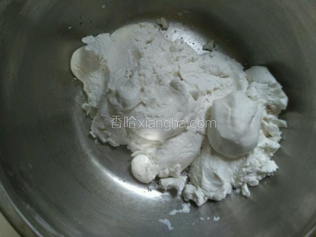 用筷子搅成絮状，然后把它揉成团。干湿度大概这样的