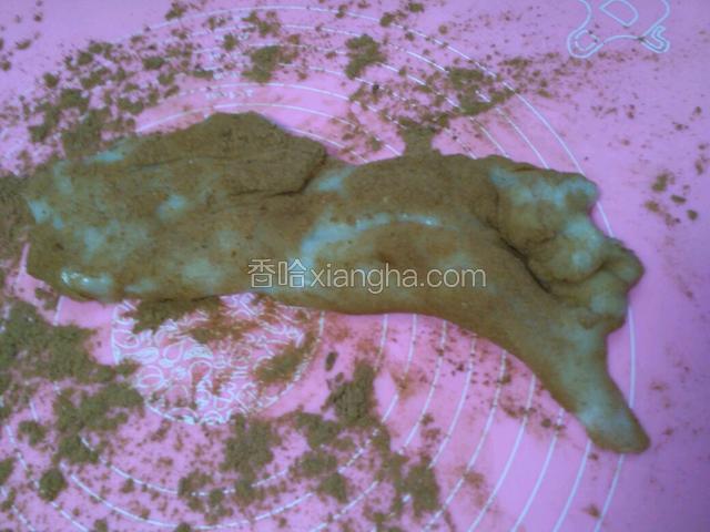 操作台上洒一层黄豆粉，把放温热的糯米团放在台面上，在上面一层再撒一层黄豆粉。用擀面杖擀平。这一步会粘手。正常。