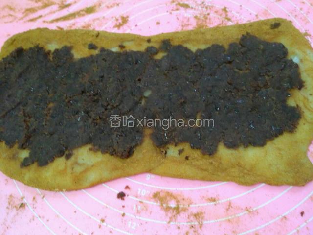 然后铺上一层豆沙馅。由下往上卷起来。