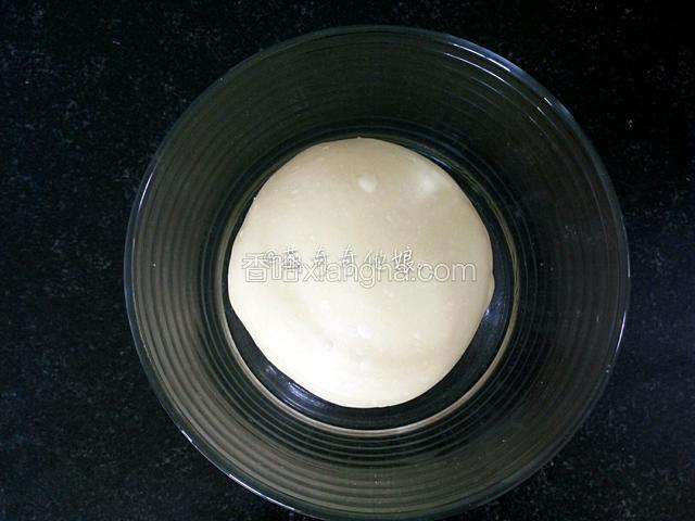 滚圆放容器里盖保鲜膜，在26℃环境下进行基础发酵。
夏天室温高，揉面用的所有液体最好都是冰的，就是从冰箱里拿出来的冷藏过的。揉好的面团先送冰箱冷藏30分钟再取出室温发酵。