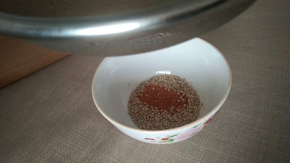 花椒油趁热浇在辣椒粉的碗中