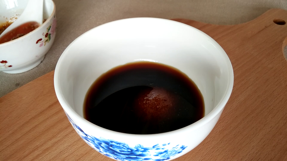 花椒辣子油1汤匙倒入碗中，拌匀即可