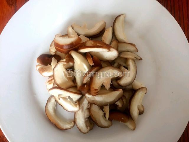 香菇挤干水分后，滚刀切成小块