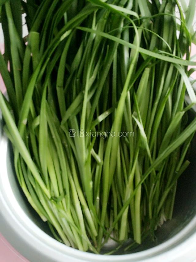 一把韭菜洗净备用！