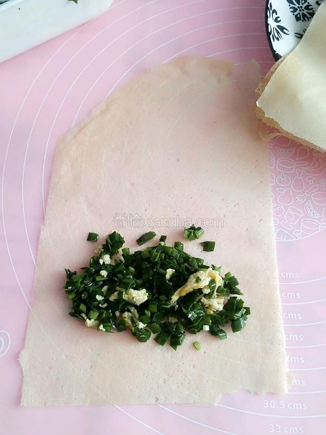 取一张煎饼皮卷上韭菜鸡蛋馅！