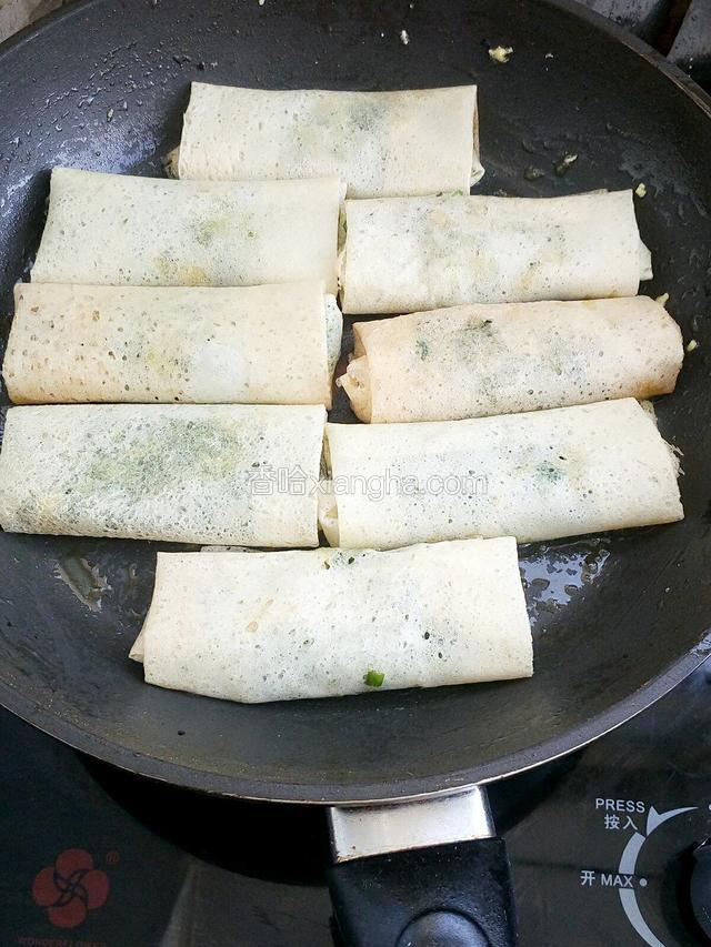 不粘锅烧热放少许油，将饼依次放入锅里，小火慢慢煎！