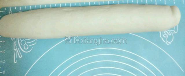 卷好后，揉成一个光滑、均匀的面卷。