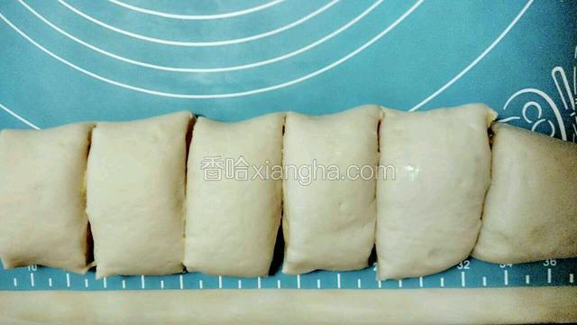 用刀轻轻分割，分成均匀的7等份。
