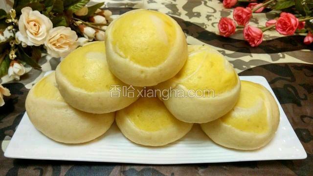 蒸好的奶黄包，柔软漂亮，是不错的主食噢。