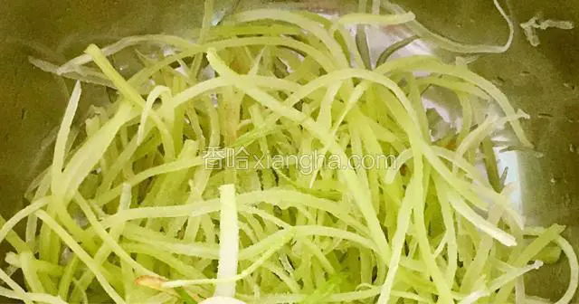 将莴笋去皮用多功能刀刮出长丝。用凉水泡半小时后放入冰箱备用。