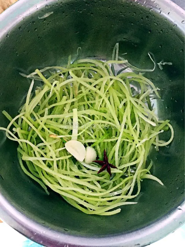 从冰箱里取出笋丝，加盐，白醋，葱油一大勺。