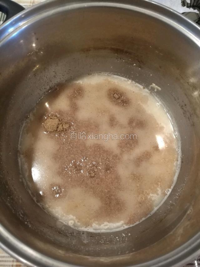 温水化开酵母，加入适量的亚麻籽粉。