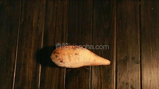将红薯清洗干净，削皮。再清洗几个小番茄。