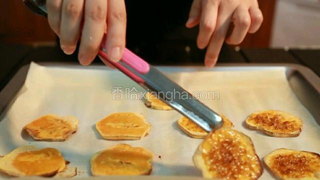 取出翻面，再均匀涂抹上桂花蜜。