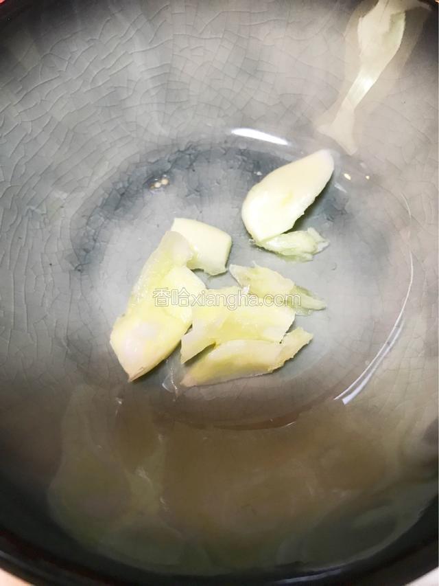 蒜瓣拍碎