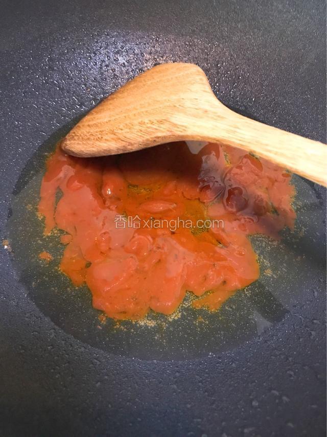 起油锅，油热加入披萨酱炒香