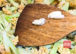 披萨酱炒花椰菜的做法图解5