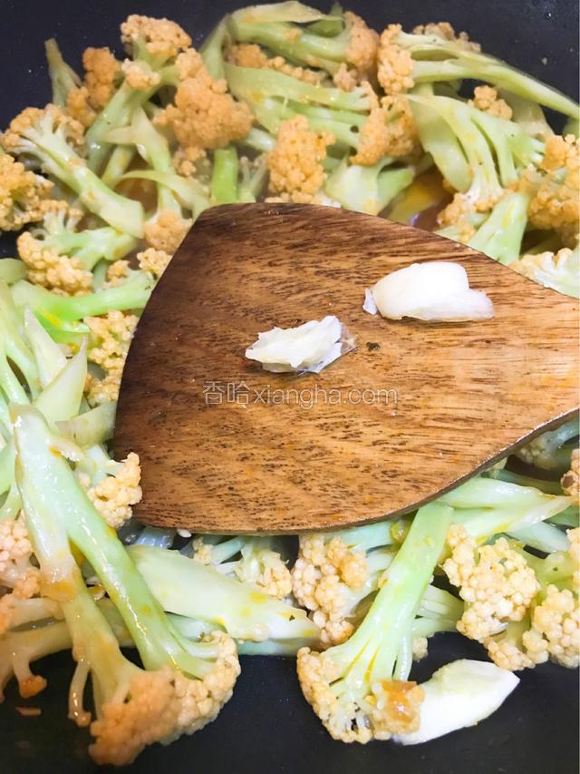 加入少许水翻炒2分钟，调盐，糖，鸡精，起锅前放入蒜拌匀