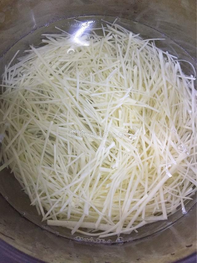将切好的土豆丝放入清水中冲洗去除淀粉