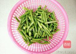 豆角炒肉片的做法图解1
