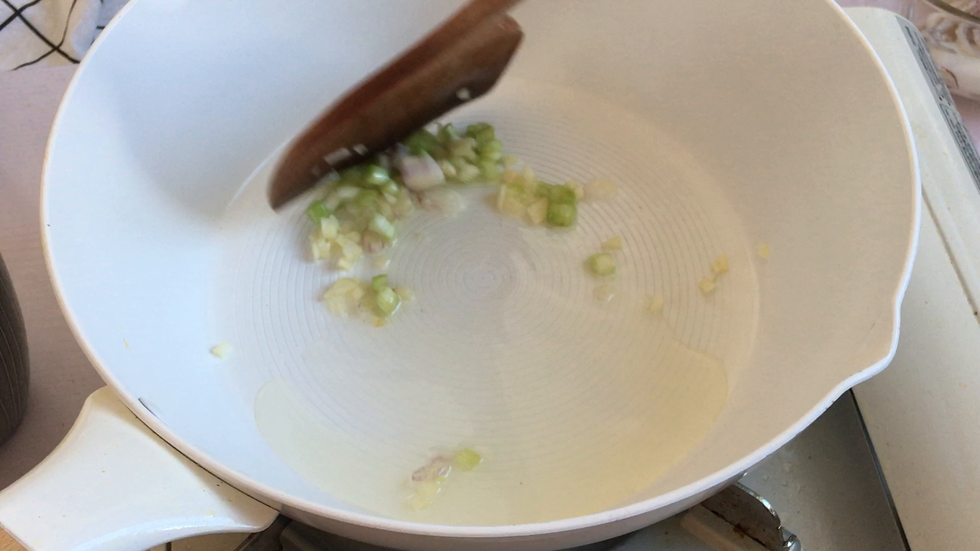热锅热油 把蒜葱炒香