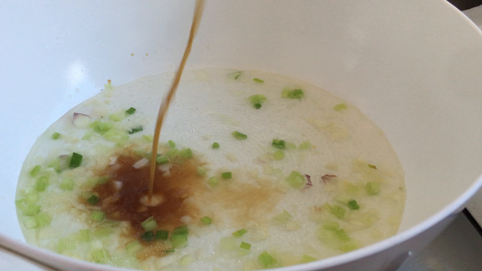 倒入料酒 生抽