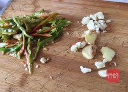 青椒炒鸭肠的做法图解2