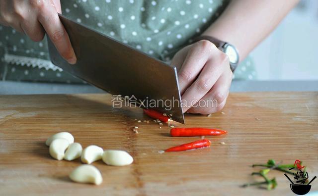 小米椒、大蒜切末