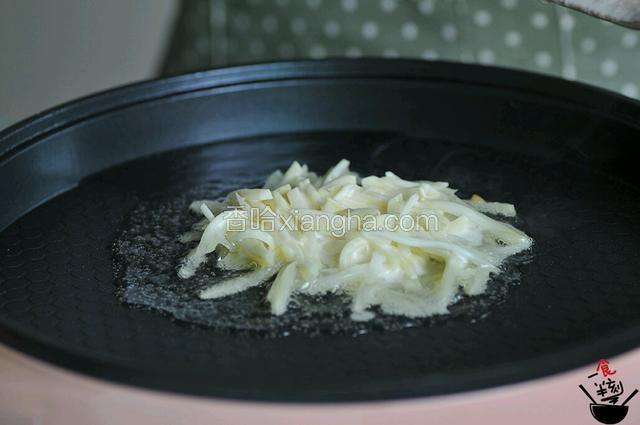 这回用的电饼铛做，比较方便，也不用开明火～放入适量土豆丝，煎至底边焦黄，翻面