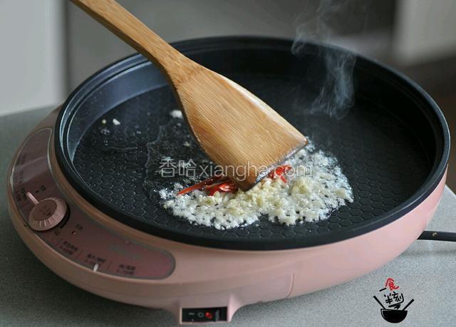 另一种做法‖土豆丝沥干水，锅热加油、小米椒、辣椒爆香