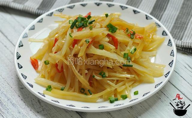 加入一点生抽、白醋、盐，翻炒至变色即可
