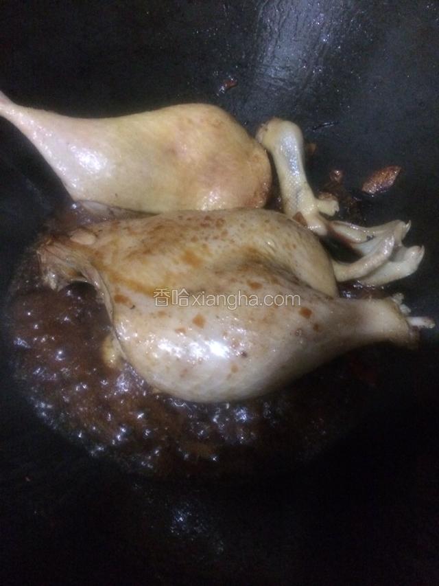 放人适量盐，生抽，陈醋，白酒