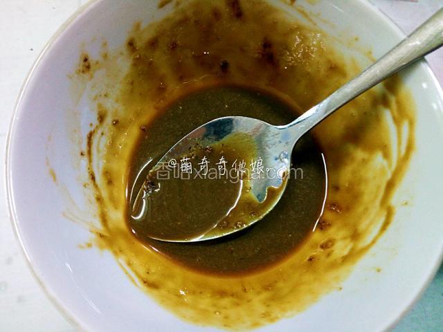 咖啡用温牛奶花开搅匀备用。