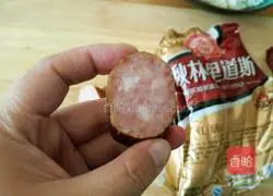 Illustration of how to make red sausage rice balls 6