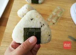 Illustration of how to make red sausage rice ball 11