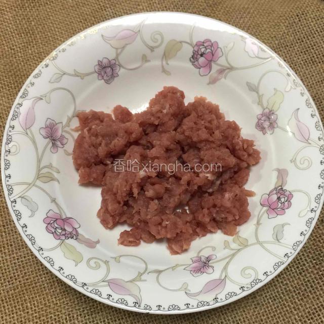 里脊肉洗净先切片然后剁成肉糜