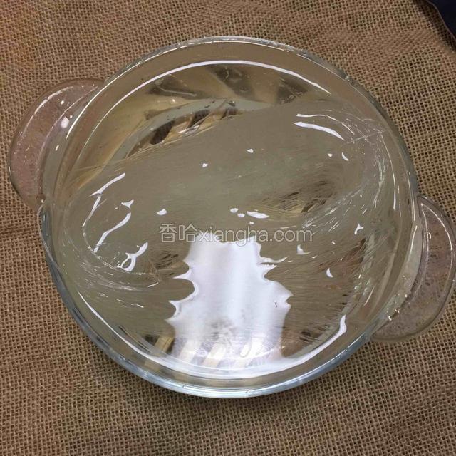 粉丝用温水泡软后剪段洗净沥干备用