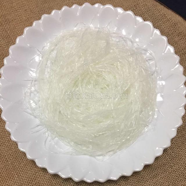 粉丝放在盘中