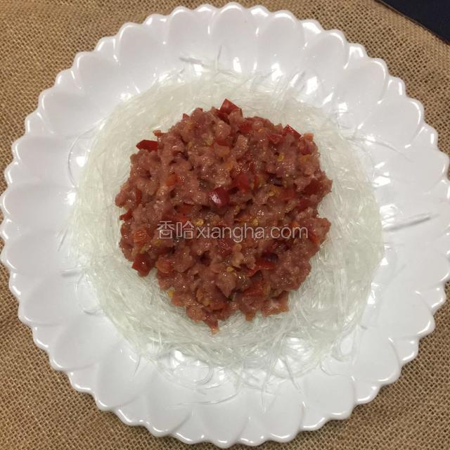 拌好的肉糜放在粉丝上入蒸锅蒸十分钟左右