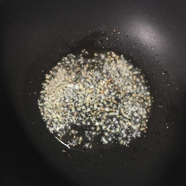 蒸粉丝的时间中，另取一口锅烧热放入食物油煸香姜蒜，倒入蒸鱼豉油调汁备用