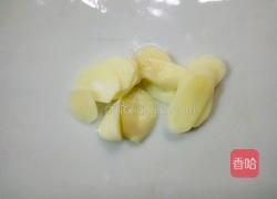 腐竹鲮鱼片炒圆椒的做法图解3